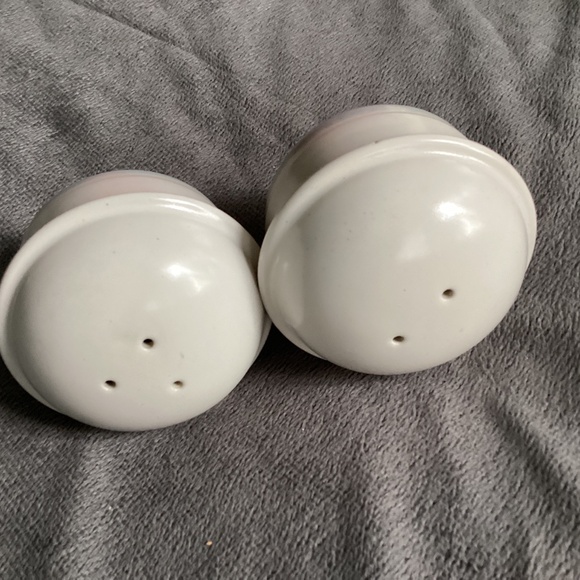 VINTAGE SALT AND PEPPER SHAKERS - Picture 6 of 6
